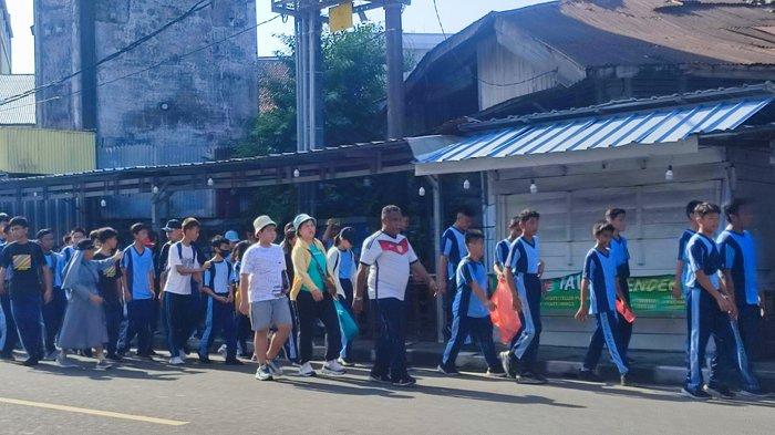 Peserta mengikuti jalan santai dari SMP Regina Pacis Tanjungpandan, Belitung, menuju SD Regina Pacis yang berjarak sekitar 2,5 kilometer, Sabtu (9/9/2023).