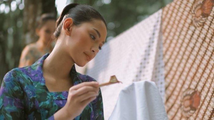 Aktris dan model Erika Carlina. Erika Carlina tak menolak jika harus beradegan ranjang dengan lawan main di film. Tegaskan profesionalitas sebagai aktris.
