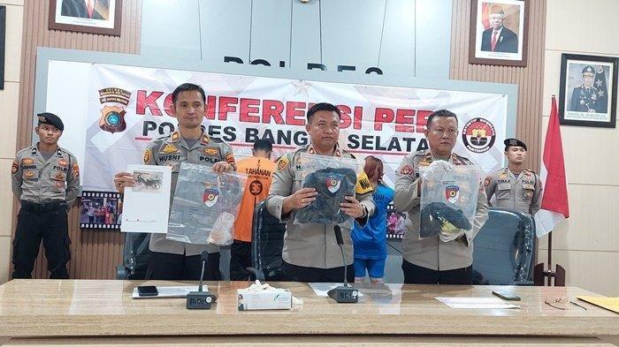 Wakapolres Bangka Selatan, Kompol Harry Kartono didampingi Kapolsek Payung, Iptu Husni Afriansyah serta Kasi Humas Ipda Budi saat menunjukkan sejumlah barang bukti kasus penganiayaan di Desa Pangkal Buluh, Rabu (13/9/2023).
