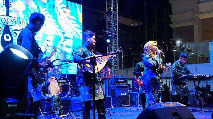 Grup Musik Melayu Spice Of Svara dari Belitung Timur tampil di Pentas Ekspresi Musisi Jalanan di Alun-alun Surabaya, Jawa Timur, Jumat (15/9/2023).