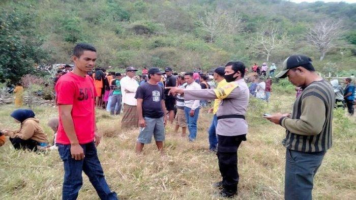 Suasana disekitar makam warga yang dibongkar