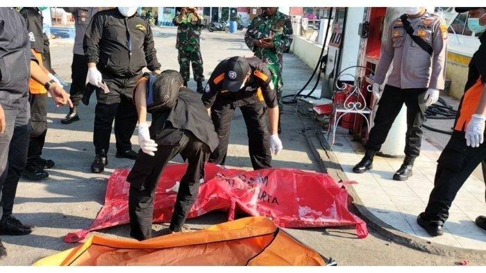 Jenazah yang ditemukan di perairan Kepulauan Seribu, meski badannya utuh, tapi kepalanya sisa tengkorak, Senin (25/9/2023). Seorang ibu ketakutan sampai muntah saat melihat mayat yang dibawa dari perairan Kepulauan Seribu di Dermaga Marina, Pademangan, Jakarta Utara.