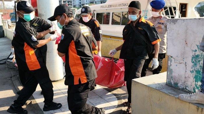 Petugas membawa mayat yang ditemukan di Pulau Seribu turun dari kapal di Dermaga Marina Ancol, Pademangan, Jakarta Utara, Senin (25/9/2023) petang.