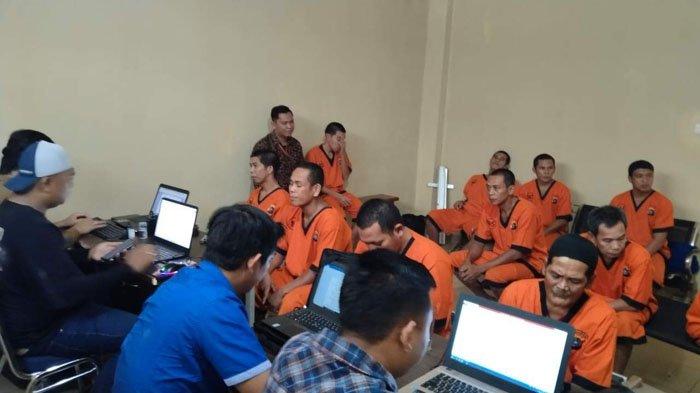 Pemeriksaan terhadap 11 tersangka kasus perusakan aset PT Foresta Lestari Dwikarya, Senin (2/10/2023).