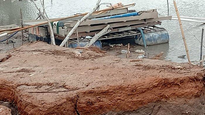 Kondisi jalan di Desa Juru Seberang, Kecamatan yang rusak karena aktivitas pertambangan.