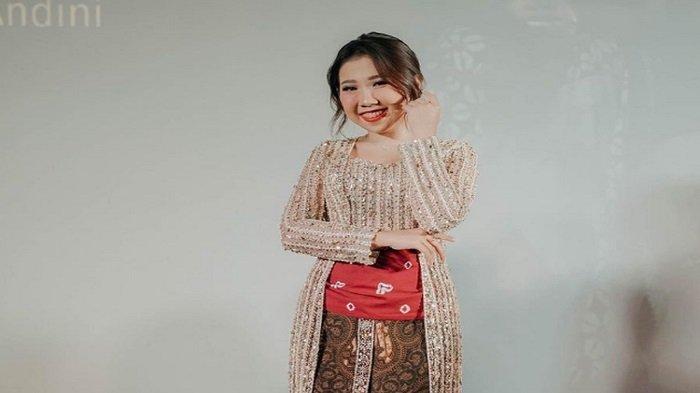 Kiky Saputri memakai kebaya yang seharusnya digunakan untuk lamaran setahun lalu