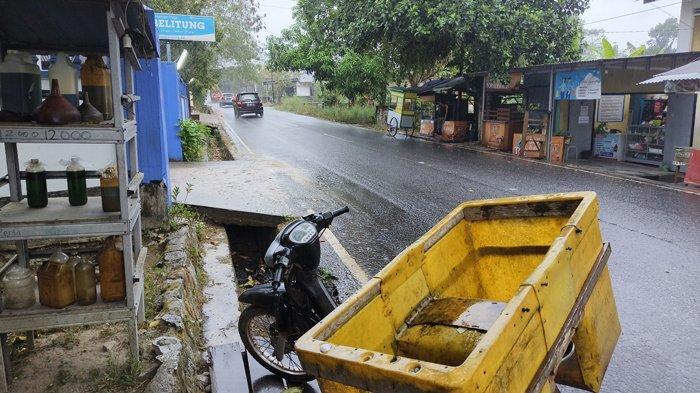 Kondisi Jalan Gaparman, Kelurahan Lesung Batang, Kecamatan Tanjungpandan, Kabupaten Belitung, basah diguyur hujan pada Selasa (10/10/2023).