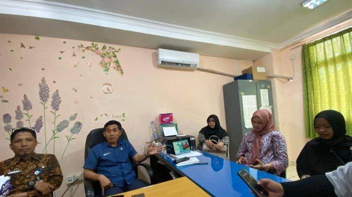 Wawancara usai mediasi dengan pihak Dinas Pendidikan bersama Ria korban bullying, Julian (40) guru PNS yang membully dan penilik Paud, di ruang Kepala Bidang Pembinaan Paud dan PNF Dinas Pendidikan dan Kebudayaan Kota Pangkalpinang, Kamis (19/10/2023)