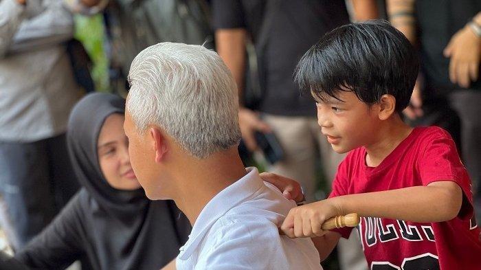 Bakal Calon Presiden (Capres) Ganjar Pranowo saat mendapat pijatan tradisional dari seorang anak bernama, Gibran di kawasan Jakarta Selatan, Sabtu (21/10/2023)