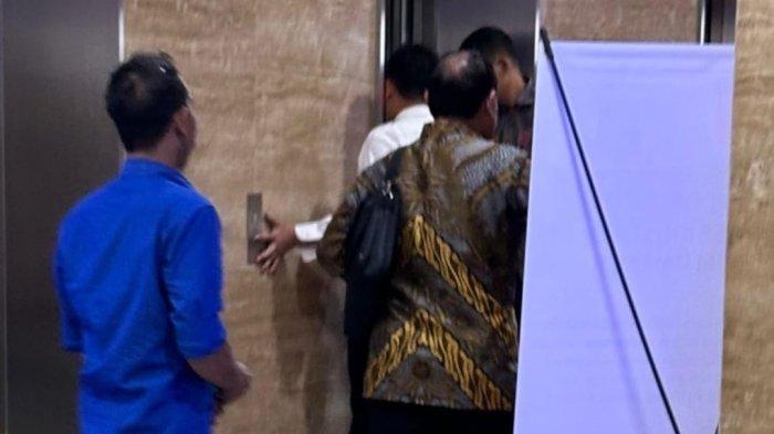 Ketua KPK Firli Bahuri selesai diperiksa soal kasus dugaan pemerasan oleh pimpinan KPK ke eks Mentan, Syahrul Yasin Limpo (SYL) di Bareskrim Polri, Selasa (24/10/2023). Firli juga kembali menghindari wartawan setelah selesai diperiksa.