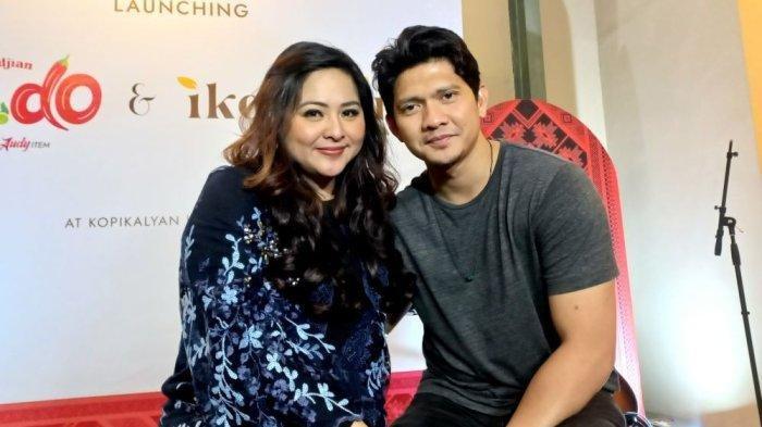 Pasangan selebritas Audy Item dan Iko Uwais.