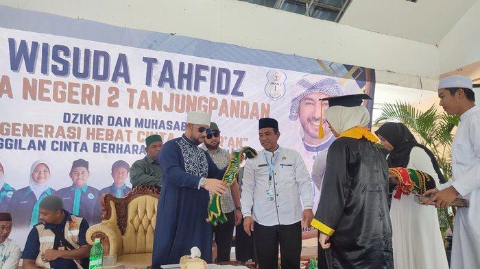 Habib Ahmad Al-Habsyi dan Kepala SMA Negeri 2 Tanjungpandan Sudiyono saat mewisuda siswa penghafal Al Qur'an di Aula Kolong Keramik, Tanjungpandan, Rabu (25/10/2023).