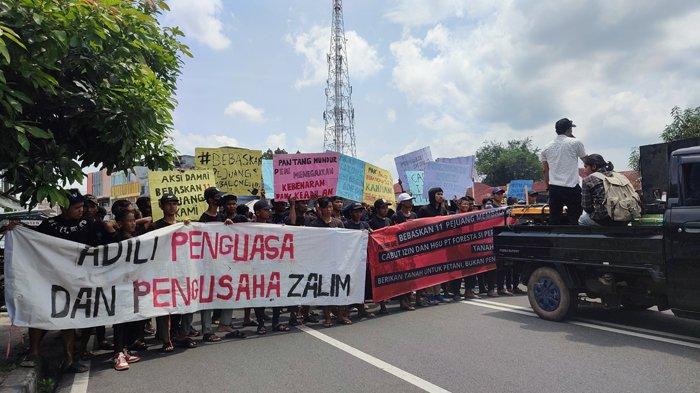 Aksi damai yang dilakukan masyarakat dan pemuda Dusun Aik Gede, Desa Kembiri di depan Kejari Belitung, Rabu (1/11/2023).