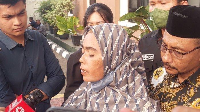 Fauziah, ibu pemuda asal Aceh Imam Masykur hadir sebagai saksi dalam sidang lanjutan di Pengadilan Militer II-08 Jakarta, Cakung, Jakarta Timur, Kamis (2/11/2023).