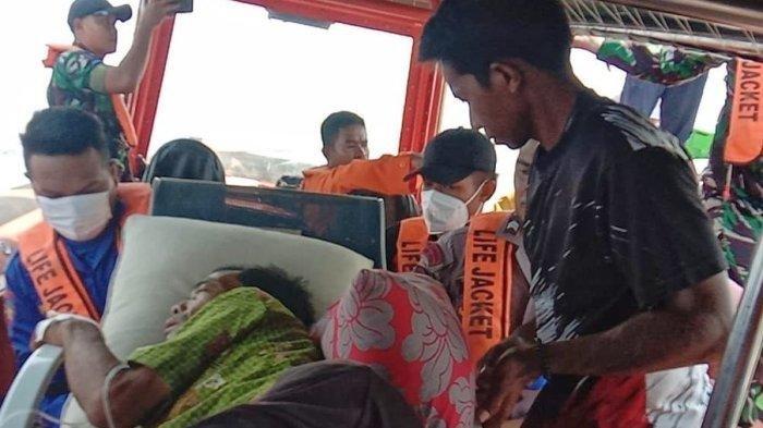 Kamarudin (50) korban gigitan komodo saat dievakuasi dari Pulau Komodo ke Labuan Bajo, Kabupaten Manggarai Barat.