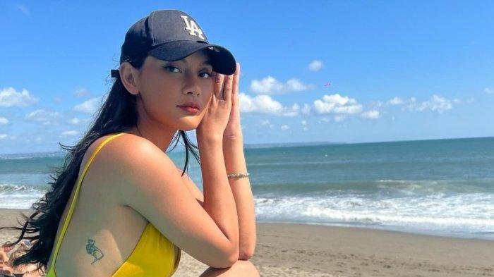 Potret aktris Erika Carlina yang jadi lawan main Iwa K di series baru.