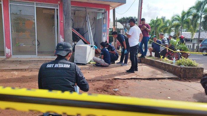 Mesin ATM di Jalan Raya Kelapa Kampit, Desa Senyubuk, Kecamatan Kelapa Kampit, Belitung Timur, dirusak oleh orang tak dikenal (OTD) pada Selasa (7/11/2023) dini hari.