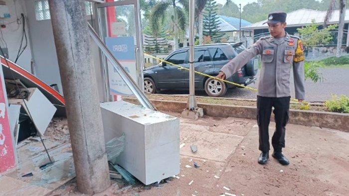 Sebuah mesin ATM di Jalan Raya Kelapa Kampit, Desa Senyubuk, Kecamatan Kelapa Kampit, Belitung Timur, dirusak orang tak dikenal (OTD) pada Selasa (7/11/2023) dini hari.