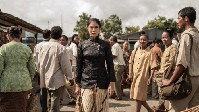 Dian Sastrowardoyo mengaku harus pelajari cara jalan pelan untuk dalami karakter Dasiyah dalam serial Gadis Kretek. Dirinya menggunakan metode jalan yang diadopsi dari Jepang.