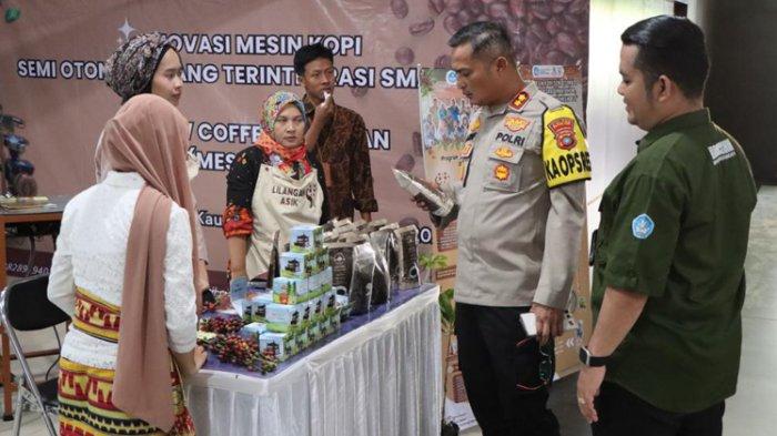 Peninjauan pameran Kemah Budaya Kaum Muda (KBKM) 2023 di Auditorium Zahari MZ, Manggar, Belitung Timur, Rabu (8/11/2023).
