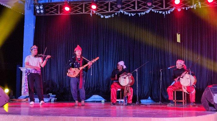 Penampilan musik gambus oleh Usni Mariosha yang berkolaborasi dengan Suku Sawang di acara Magical Movement di Pantai Tanjung Pendam, Belitung, Minggu (12/11/2023) malam.
