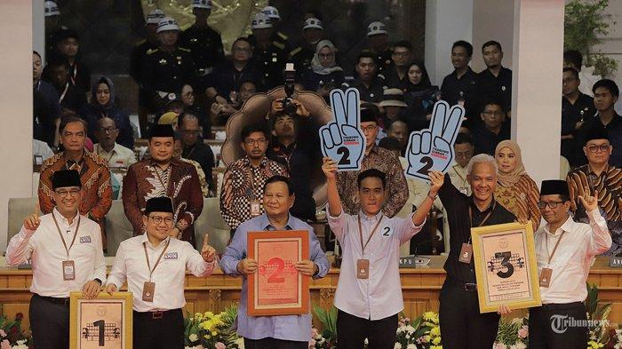 Pasangan calon presiden dan wakil presiden Anies Baswedan dan Muhaimin Iskandar, Prabowo Subianto dan Gibran Rakabuming Raka, Ganjar Pranowo dan Mahfud MD foto bersama usai pengambilan nomor urut capres dan cawapres 2024 di halaman Gedung KPU RI, Jakarta Pusat, Selasa (14/11/2023).