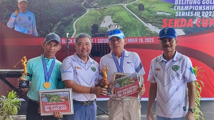 Sekda Belitung, MZ Hendra Caya, dan Kepala Dinas Pemuda dan Olahraga Kabupaten Belitung, Junaidi, berfoto bersama para juara Belitung Golf Championship Sekda Cup 2023, Sabtu (18/11/2023).