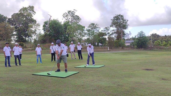 Pukulan bola asap secara serentak oleh Bupati Belitung, Sahani Saleh, dan Sekretaris Daerah Kabupaten Belitung, MZ Hendra Caya, menandai dibukanya Belitung Golf Championship Seri Ketiga yakni Sekda Cup 2023, Sabtu (18/11/2023).