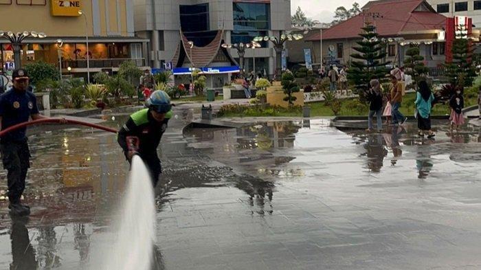Dinas Pemadam Kebakaran dan Penyelamatan Kota Bukittinggi akan melakukan patroli untuk membersihkan debu erupsi Gunung Marapi yang menutupi atau mengganggu akses jalan, Senin (4/12/2023).