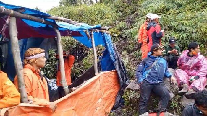 Proses evakuasi para pendaki Gunung Marapi yang dilakukan Tim SAR, Senin (4/12/2023).