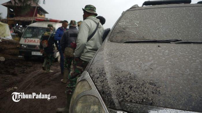 Penampakan abu vulkanik menyelimuti kendaraan yang terparkir di kaki gunung, Selasa (5/12/2023). Tim gabungan mencatat Gunung Marapi mengalami lima kali erupsi hingga Selasa siang sehingga menyulitkan proses evakuasi.