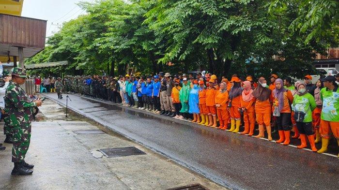 Apel sebelum kegiatan membersihkan aliran Sungai Siburik pada Sabtu (9/12/2023) dimulai. Membersihkan aliran Sungai Siburik ini merupakan rangkaian kegiatan karya bakti yang digelar Kodim 0414/Belitung dengan melibatkan personel gabungan dari unsur TNI Polri, Dinas Lingkungan Hidup, Satpolpp, Damkar, Tagana serta para pelajar.