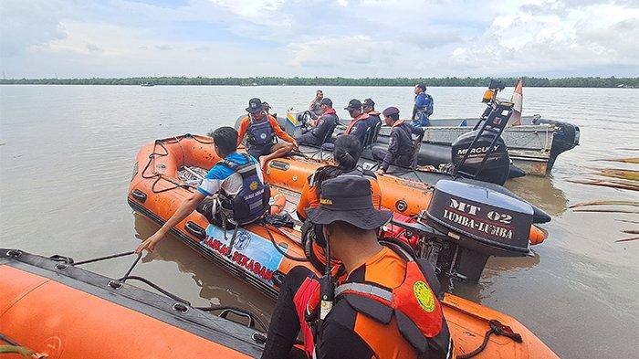 Tim SAR Gabungan melakukan upaya pencarian di sungai Jembatan Baturusa II, Kabupaten Bangka, Minggu (17/12/2023).