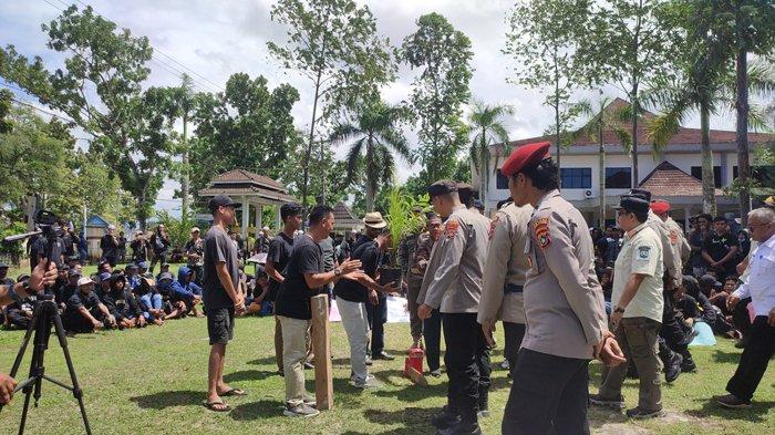 Aksi damai warga tujuh desa yang terdampak perusahaan perkebunan sawit PT Foresta Lestari Dwikarya di halaman Kantor Bupati Belitung, Rabu (27/12/2023).