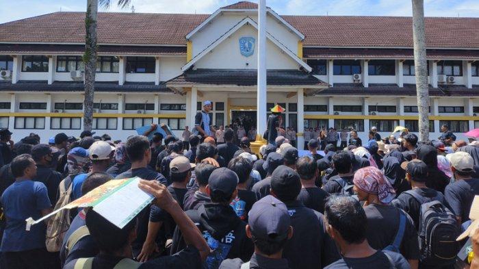 Aksi damai warga Kecamatan Membalong di halaman Kantor Bupati Belitung, Rabu (27/12/2023).