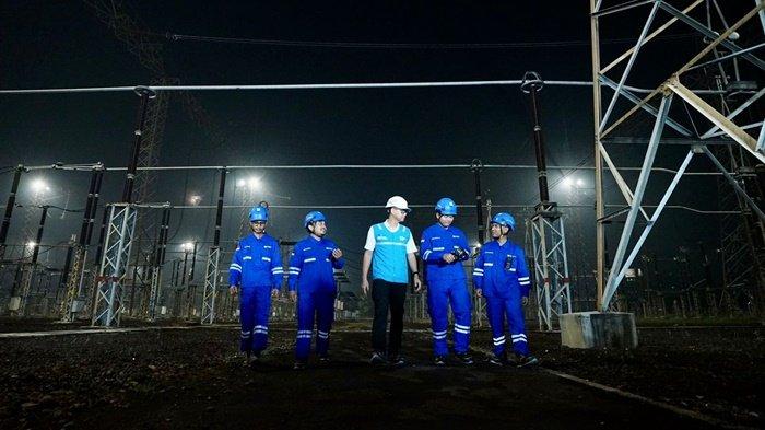 Direktur Utama PLN, Darmawan Prasodjo (tengah), meninjau langsung kesiapan infrastruktur kelistrikan di gardu induk tegangan ekstra tinggi Gandul.
