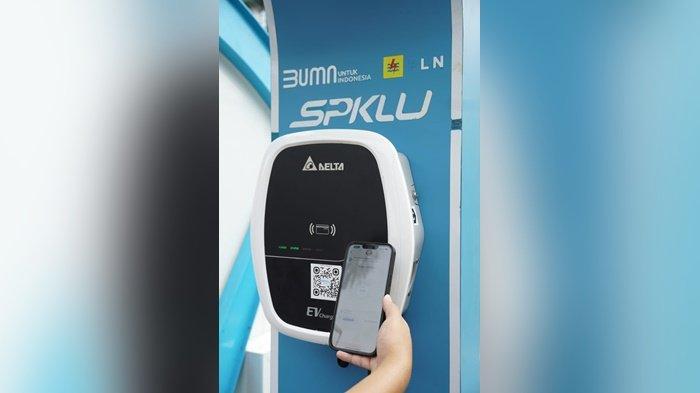 Ilustrasi penggunaan fitur Electric Vehicle pada aplikasi PLN Mobile di salah satu Stasiun Pengisian Kendaraan Listrik Umum (SPKLU). (Istimewa/ PLN)