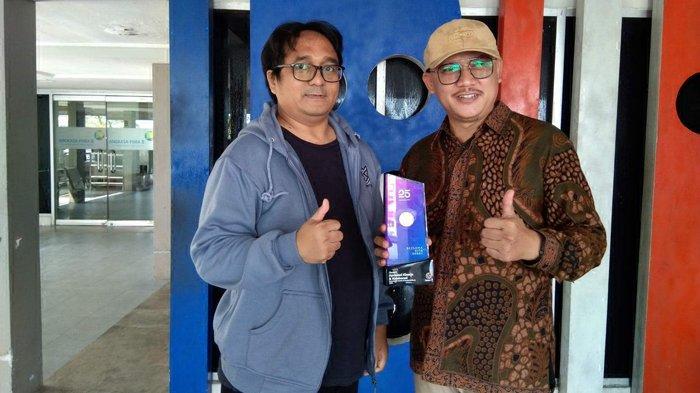 Pimpinan Redaksi Bangka Pos Group Ade Mayasanto didampingi General Manager Bisnis Bangka Pos Group, Vivi, menyerahkan plakat untuk Pj Bupati Belitung Yuspian di Bandara HAS Hanandjoeddin Belitung, Sabtu (1/6/2024).