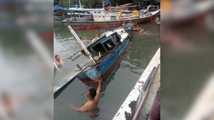 Anggota Forum Nelayan Baro di Kabupaten Belitung kerja bakti membersihkan perahu di tepi dermaga pada Jumat (12/1/2024).