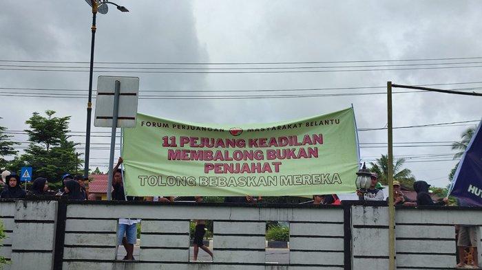 Massa aksi berjaga di depan SKB Belitung mengawal sidang putusan terdakwa kasus dugaan perusakan aset PT Foresta, Kamis (18/1/2023).