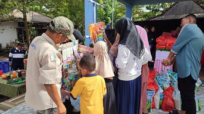 Anak-anak yatim memilih mainan saat Milad ke-3 Injab di Pantai Tanjung Pendam, Belitung, Sabtu (20/1/2023).