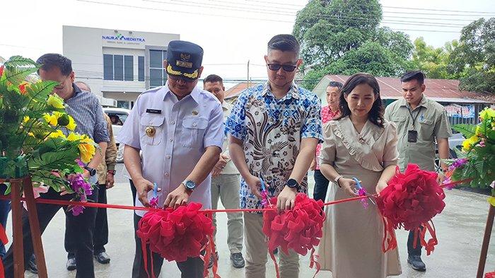Pj Bupati Belitung, Yuspian, meresmikan outlet Wijaya Crab di Jalan Gatot Subroto, Tanjungpandan, Belitung, Rabu (24/1/2023).