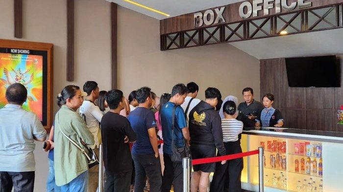 Para pengunjung Bisokop NSC X Meirobi, Tanjung Pandan Belitung sedang antri tiket untuk menonton bioskop.