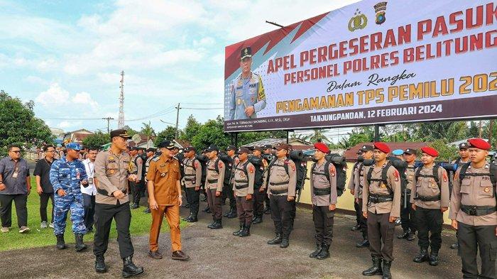 Kapolres Belitung AKBP Didik Subiyakto bersama jajaran Forkopimda meninjau personel dalam acara apel pergeseran pasukan yang digelar di halaman Mapolres Belitung pada Senin (12/2/2024).