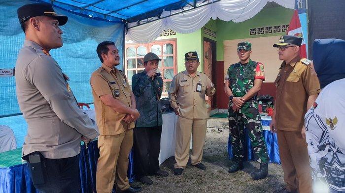 Pj Bupati Belitung Yuspian bersama rombongan mengecek kesiapan Pemilu 2024 di TPS 9 Desa Air Saga, Kecamatan Tanjungpandan, Kabupaten Belitung, Selasa (13/2/2024).
