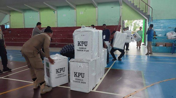 Proses pengembalian logistik Pemilu 2024 di Sekretariat PPK Tanjungpandan, Kabupaten Belitung, Kamis (15/2/2024).