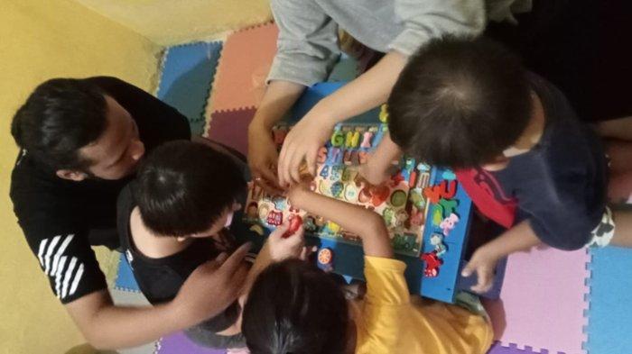 Anak-anak saat belajar bersama terapis di Belitung Child Development beberapa waktu lalu.