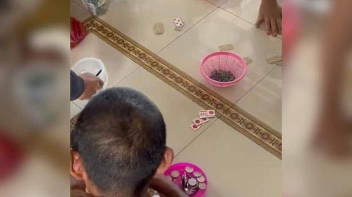 Sejumlah ibu-ibu diamankan ketika bermain judi domino menggunakan taruhan kelereng di Desa Tanjung Binga pada Rabu (28/2/2024).
