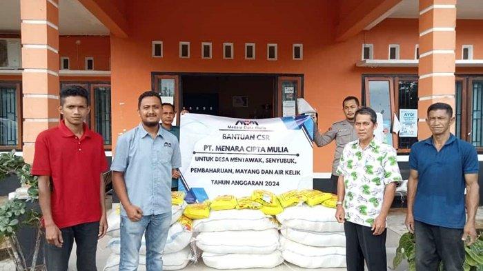 Perusahaan Grup Thamron membagi-bagi beras untuk warga yang berada di sekitar pabrik atau wilayah operasi kerja.
