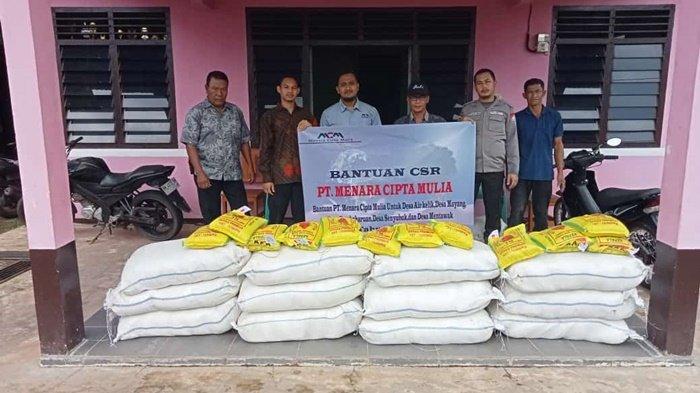 Perusahaan Grup Thamron membagi-bagi beras untuk warga yang berada di sekitar pabrik atau wilayah operasi kerja.